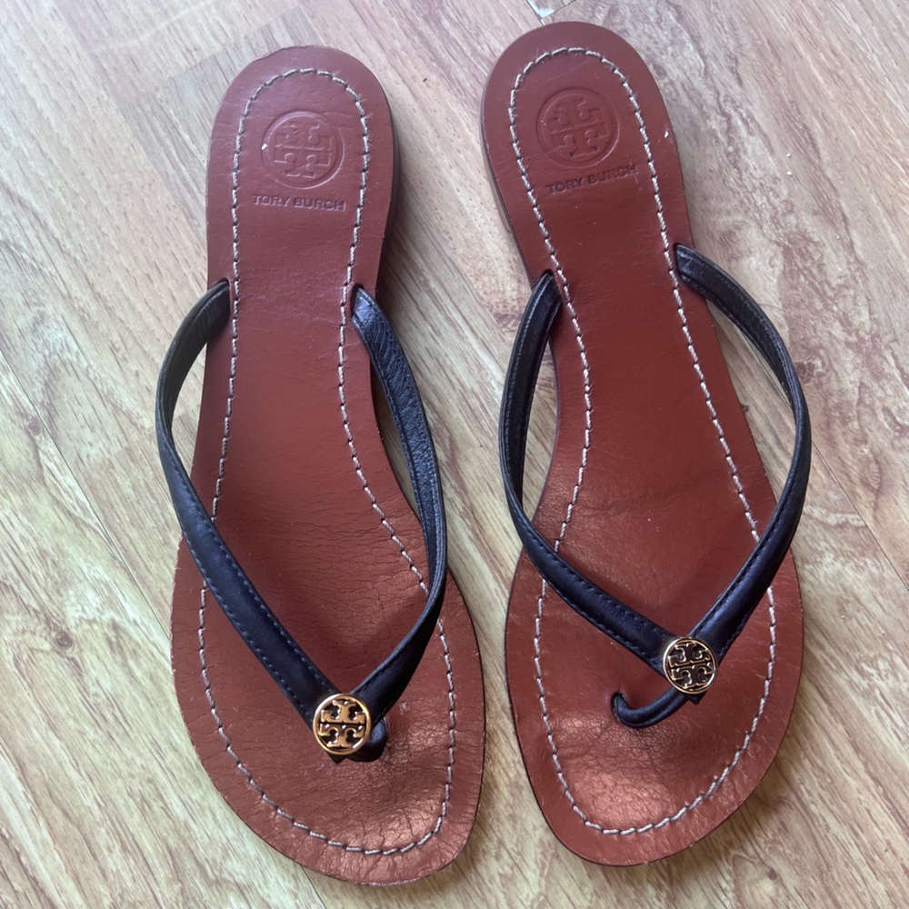 TORY BURCH LEATHER PATENT BLACK GOLG LOGO THONG FLIP FLOP SIZE 8M